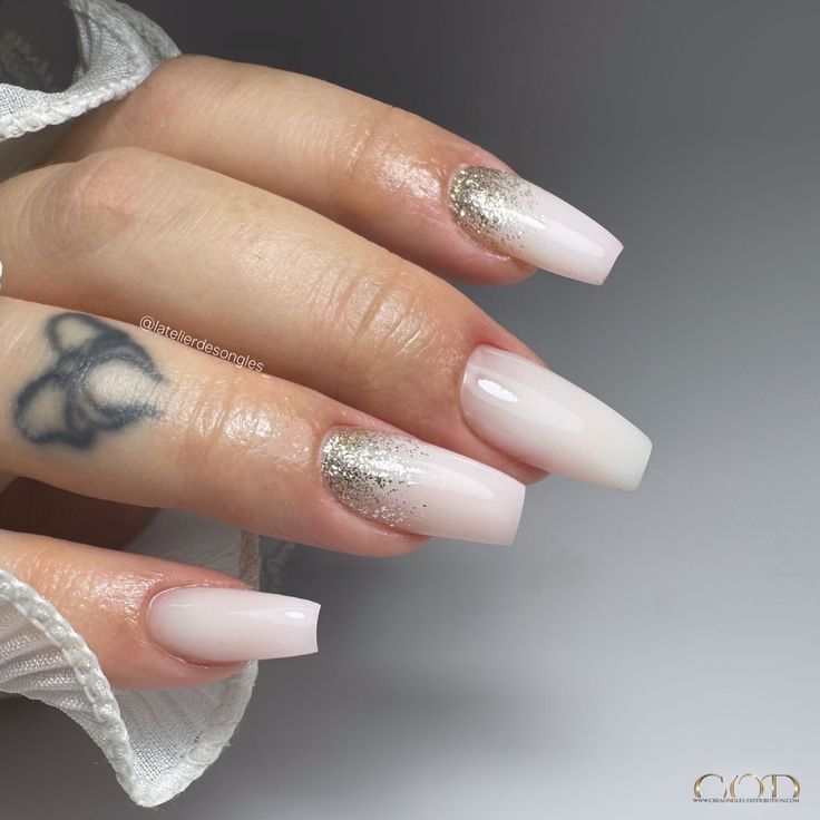Pose d'ongles coffin long blanc laiteux avec cutiglitter doré