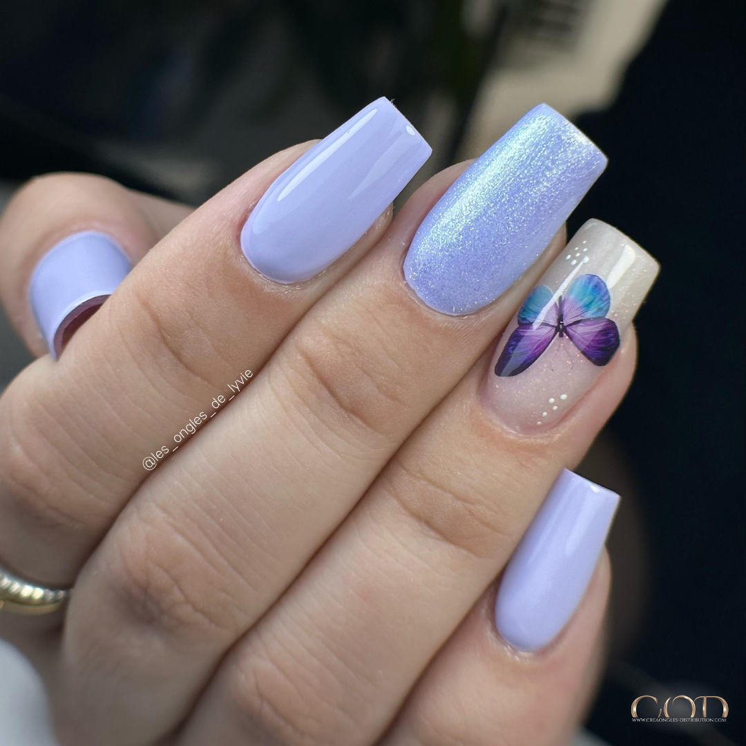 Ongles ovales bleu pastel avec nail art pailleté dorée et feuillage