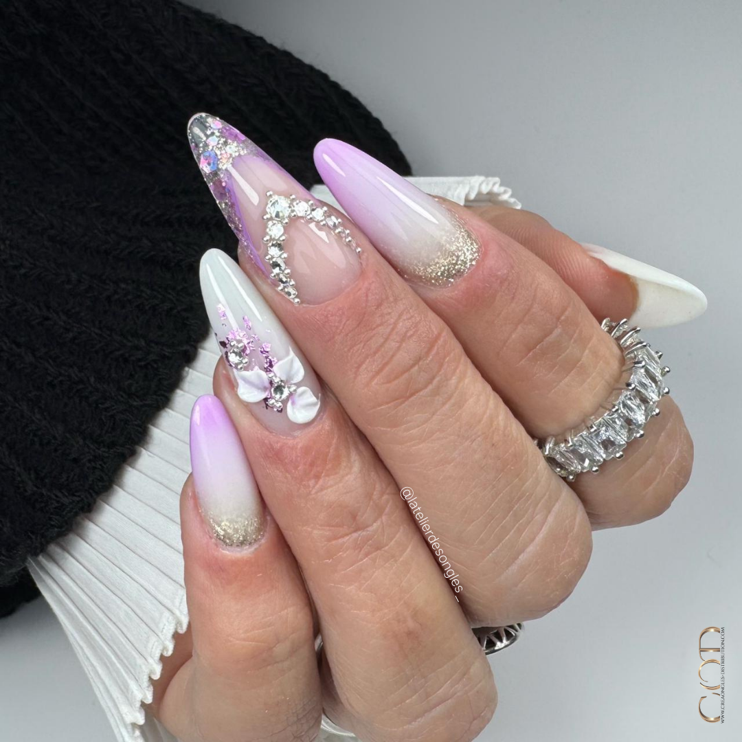 Ongles en amande violet pastel et blanc laiteux avec fleurs 3D et strass