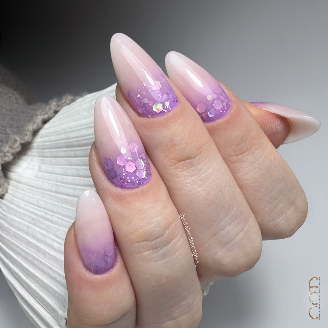 Pose d'ongles en amandes avec cutiglitter violet pastel et milky rose