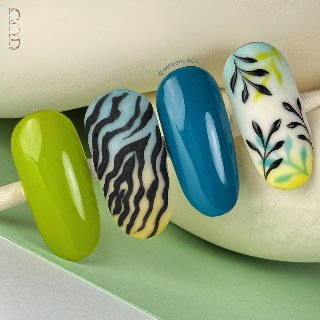 Capsules d'ongles dégradés bleues et vertes avec nail art zébré et feuillage