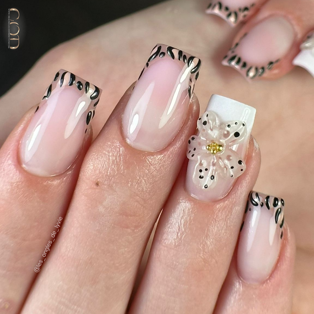 Pose d'ongles carrés léopard en french et fleurs 3D