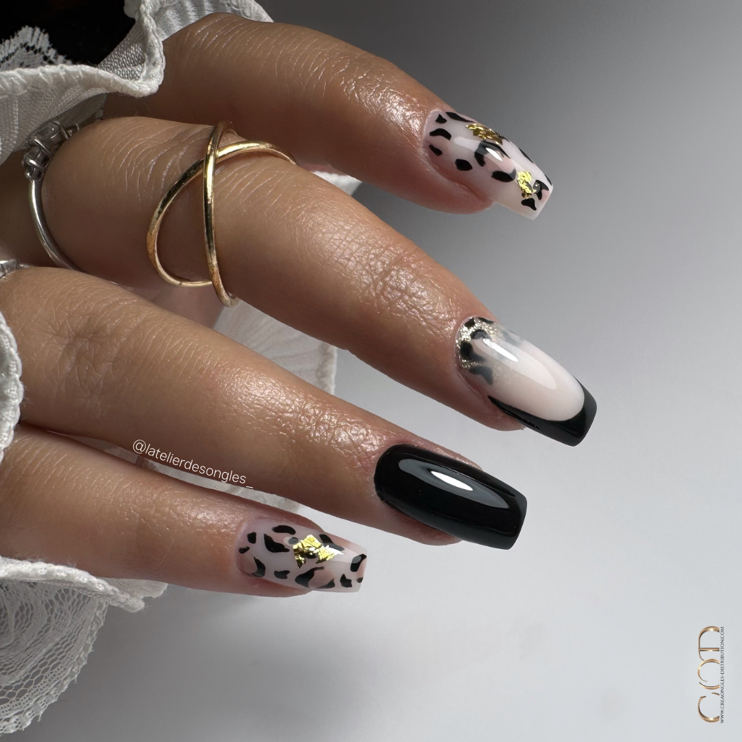Pose d'ongles carrés noir et blanc laiteux avec nail art léopard, french noire et flakes or