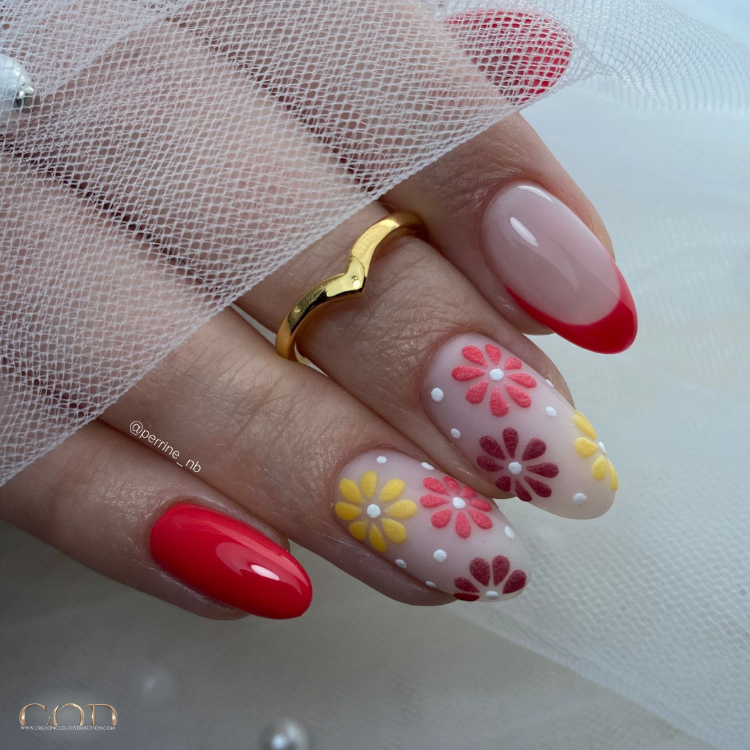 Pose d'ongles en amande colorés avec fleurs en effet velours