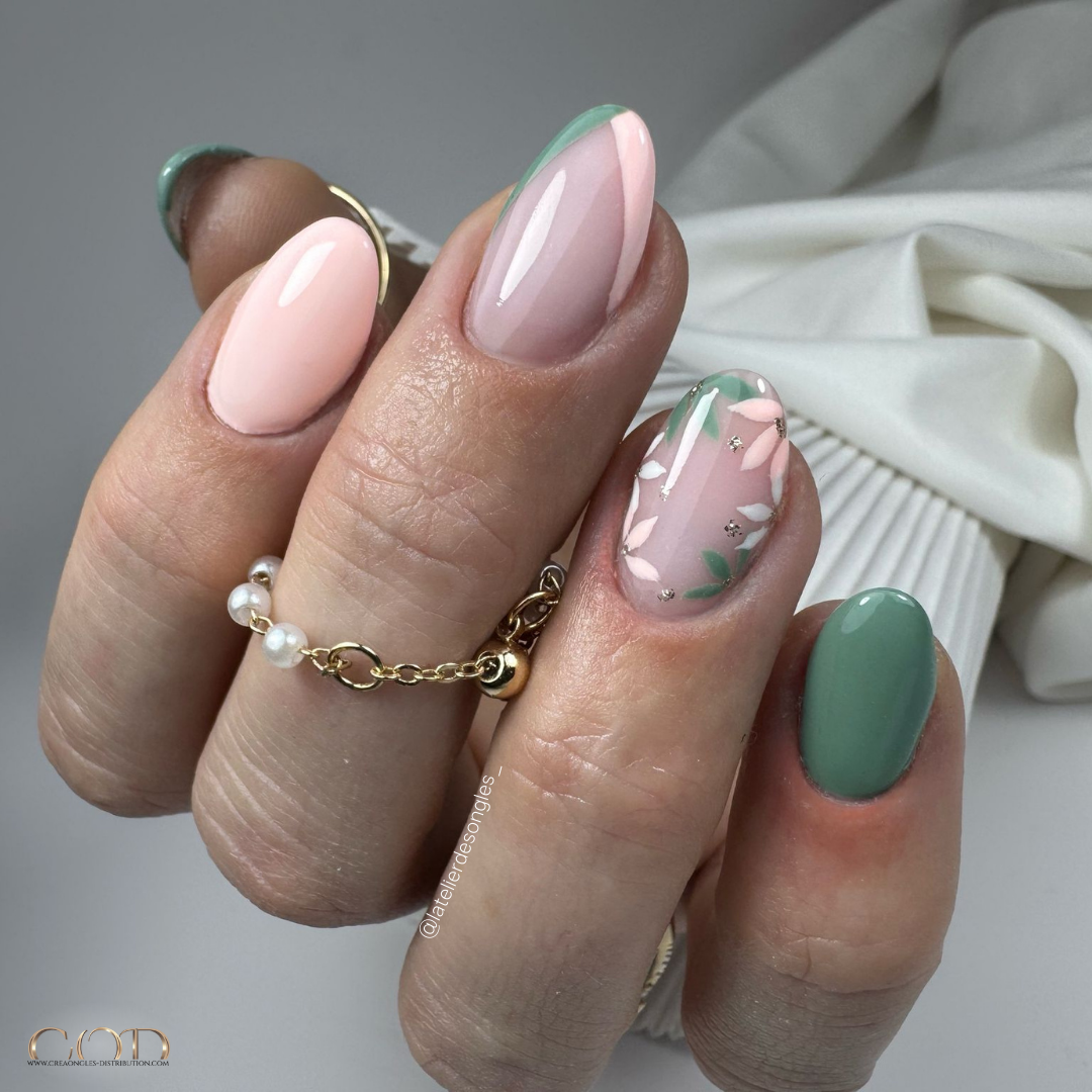 Pose d'ongles ovale couleur pastel pêche et kaki pastel avec nail art fleurs