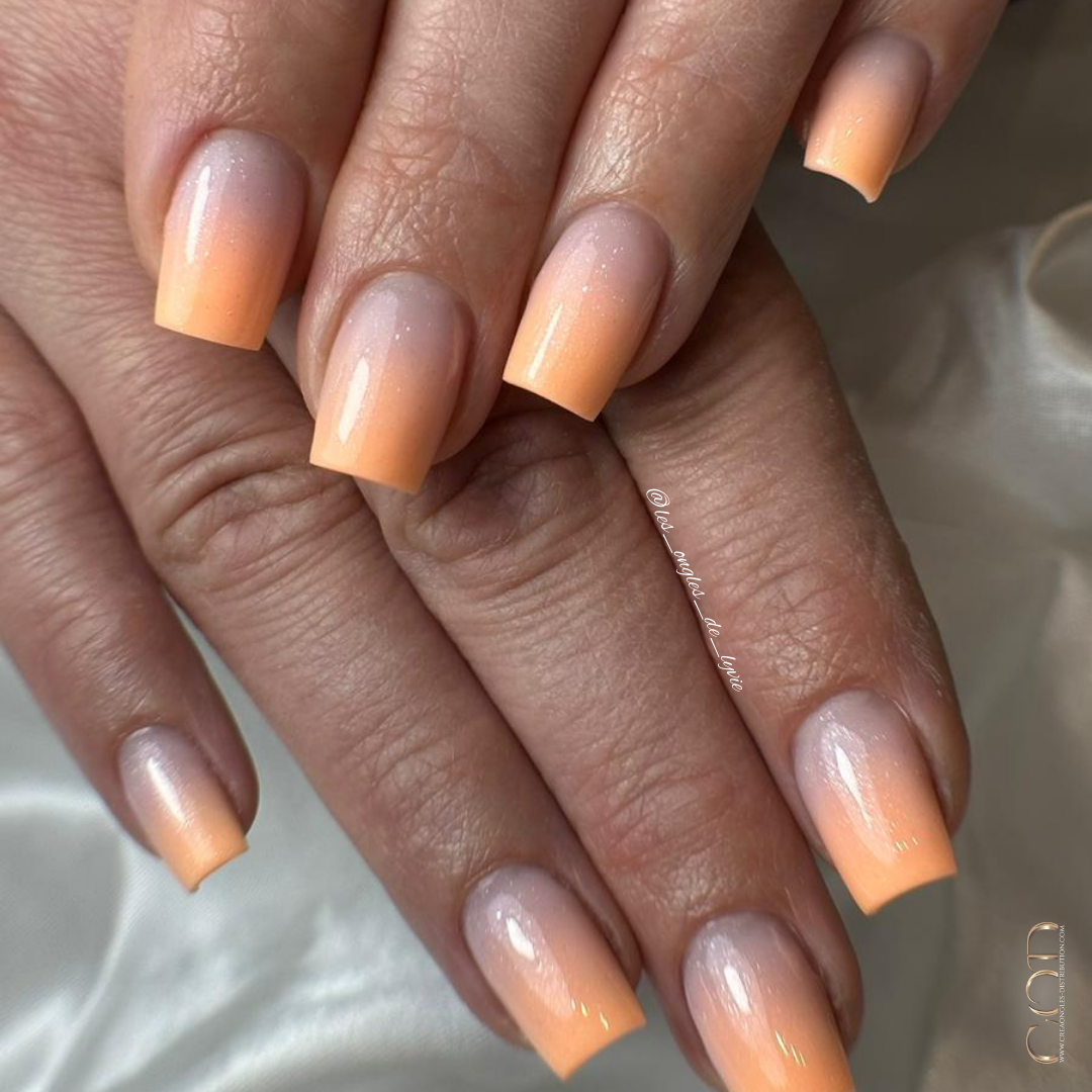 Pose ongles carrés avec babycolor orange pastel en construction avec finition paillettée