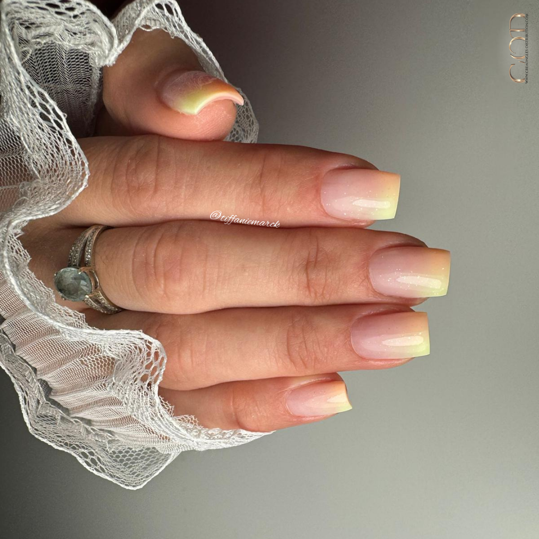 Pose ongles carrés courts avec babycolor en construction orange et jaune pastel