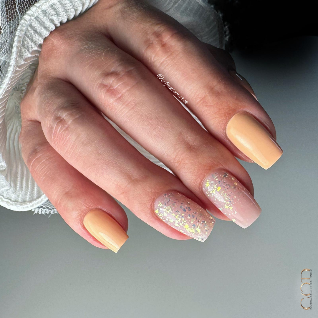 Ongles coffin orange pastel avec babyglitter pailleté nude