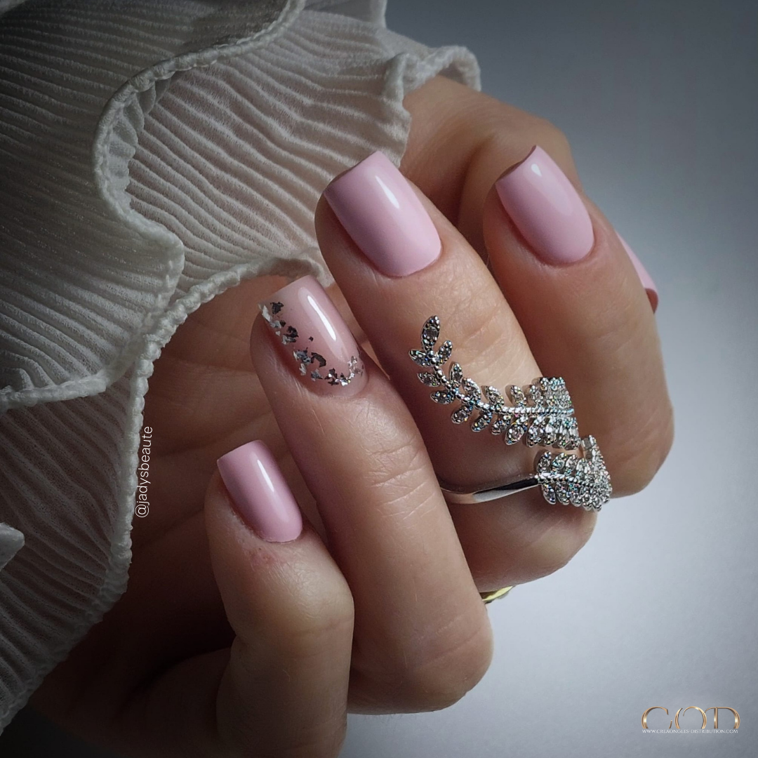 Pose ongles carrés rose pastel avec flakes argentés