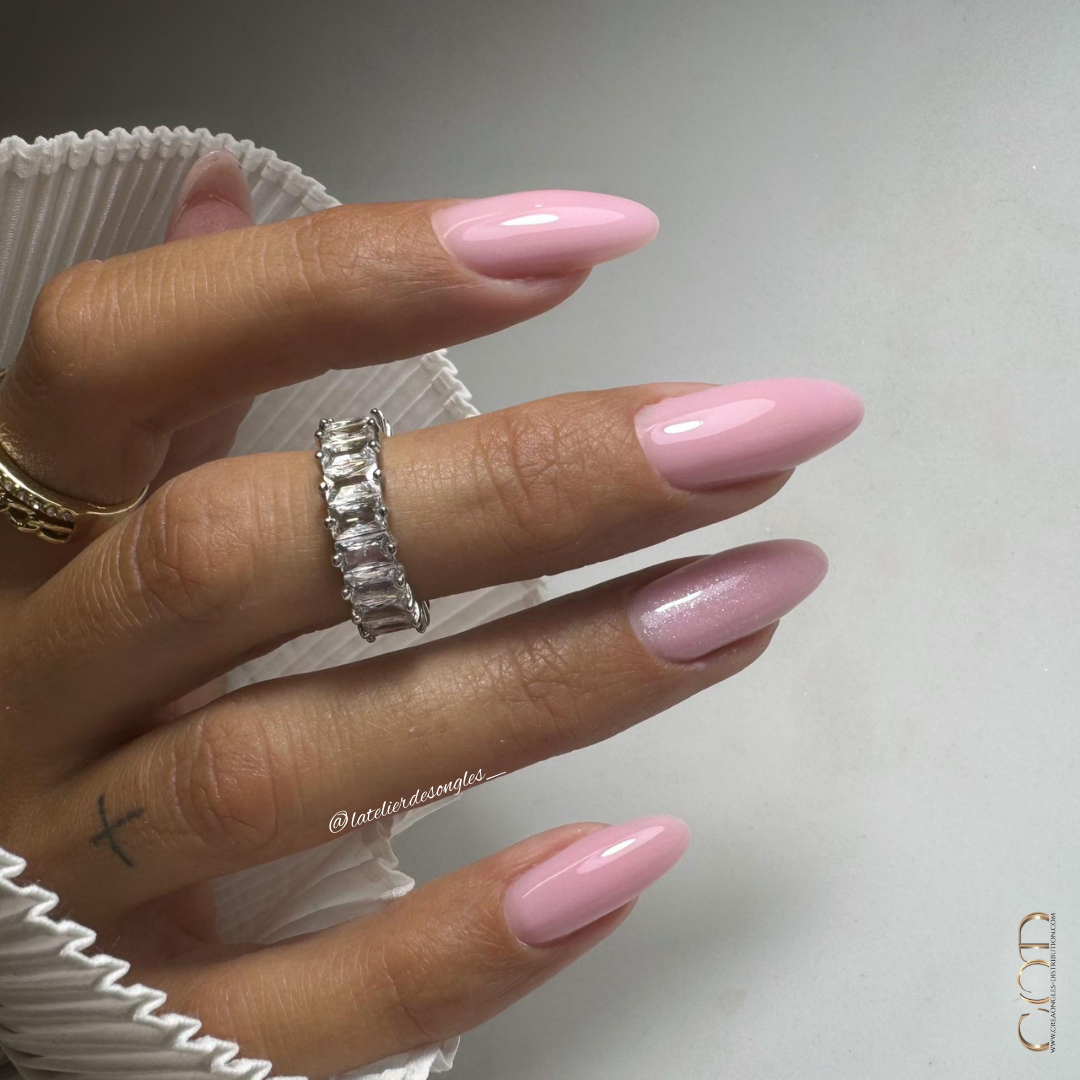 Pose d'ongles en amandes rose pastel et pailletés