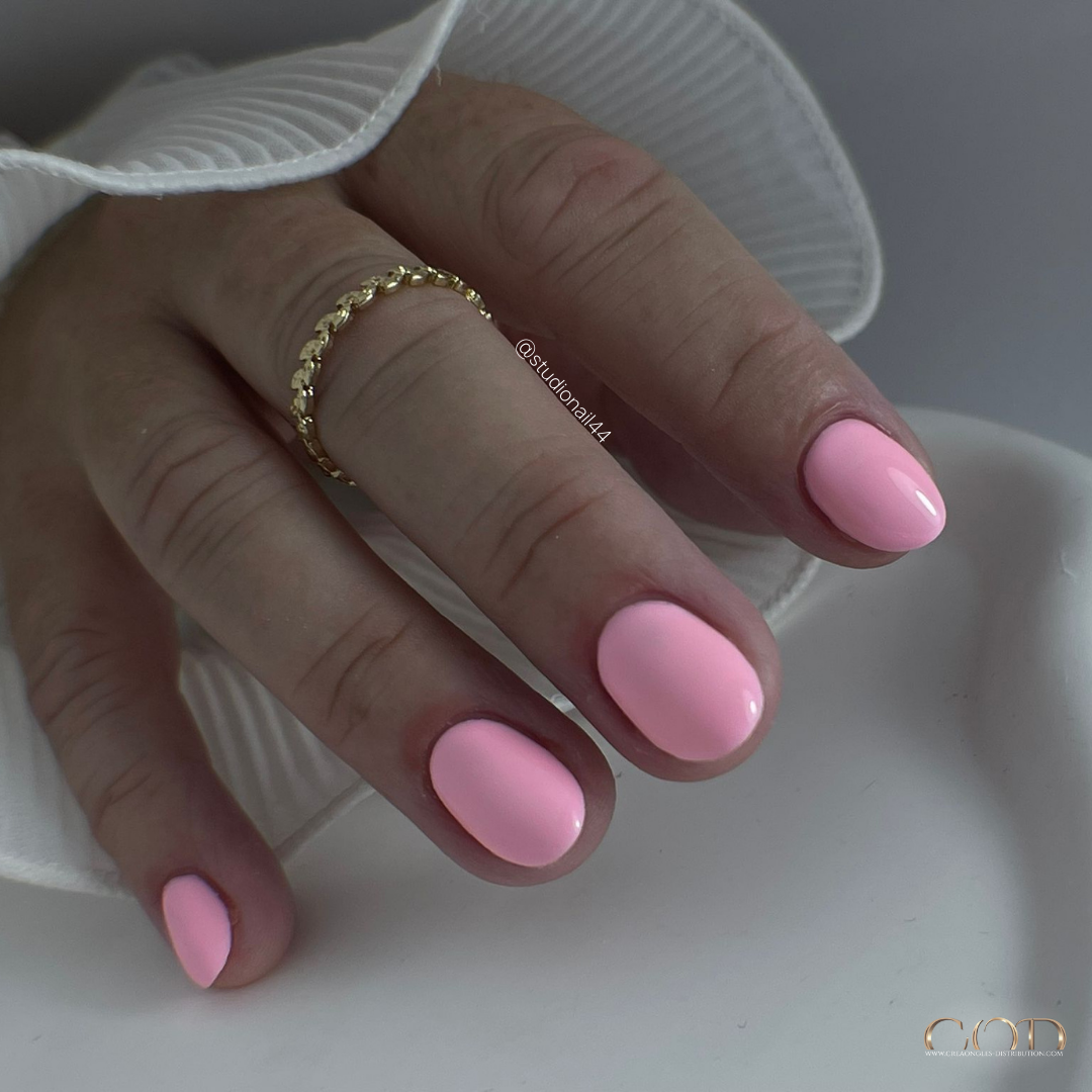 Pose d'ongles en renfort avec un vsp rose pastel néon