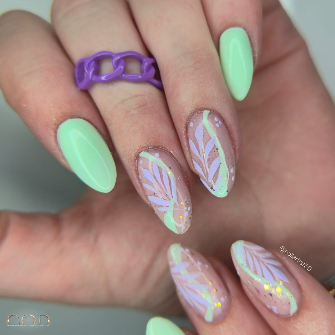 Pose ongles en amandes vert pistachio et nail art feuillage lila pastel
