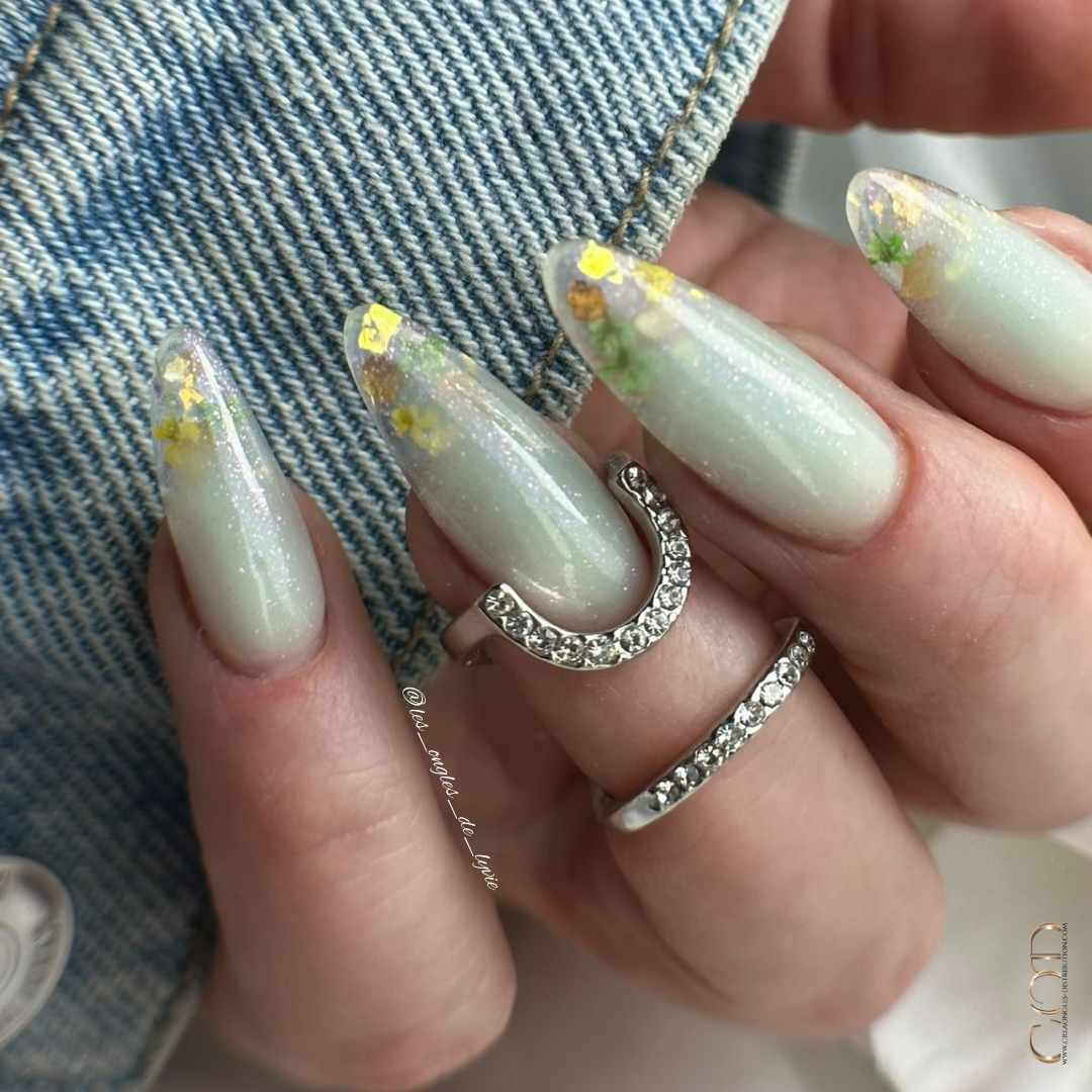 Pose ongles en amandes vert pistache avec babyglitter et finition paillettée