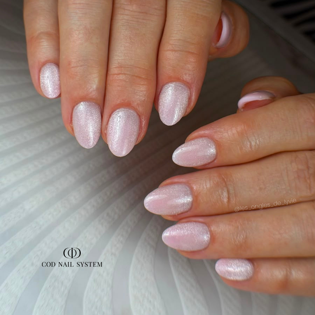 Ongles cat eye soie rose Pose d'ongles en amandes cat eye soie rose