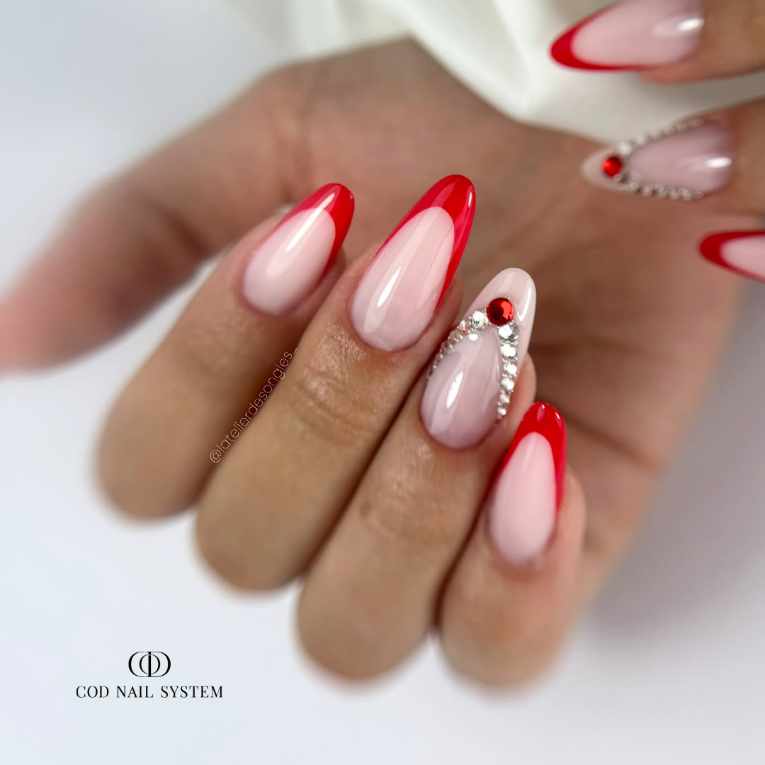 Pose d'ongles amandes french rouge et strass Pose d'ongles en amandes avec french rouge et bijoux d'ongles strass
