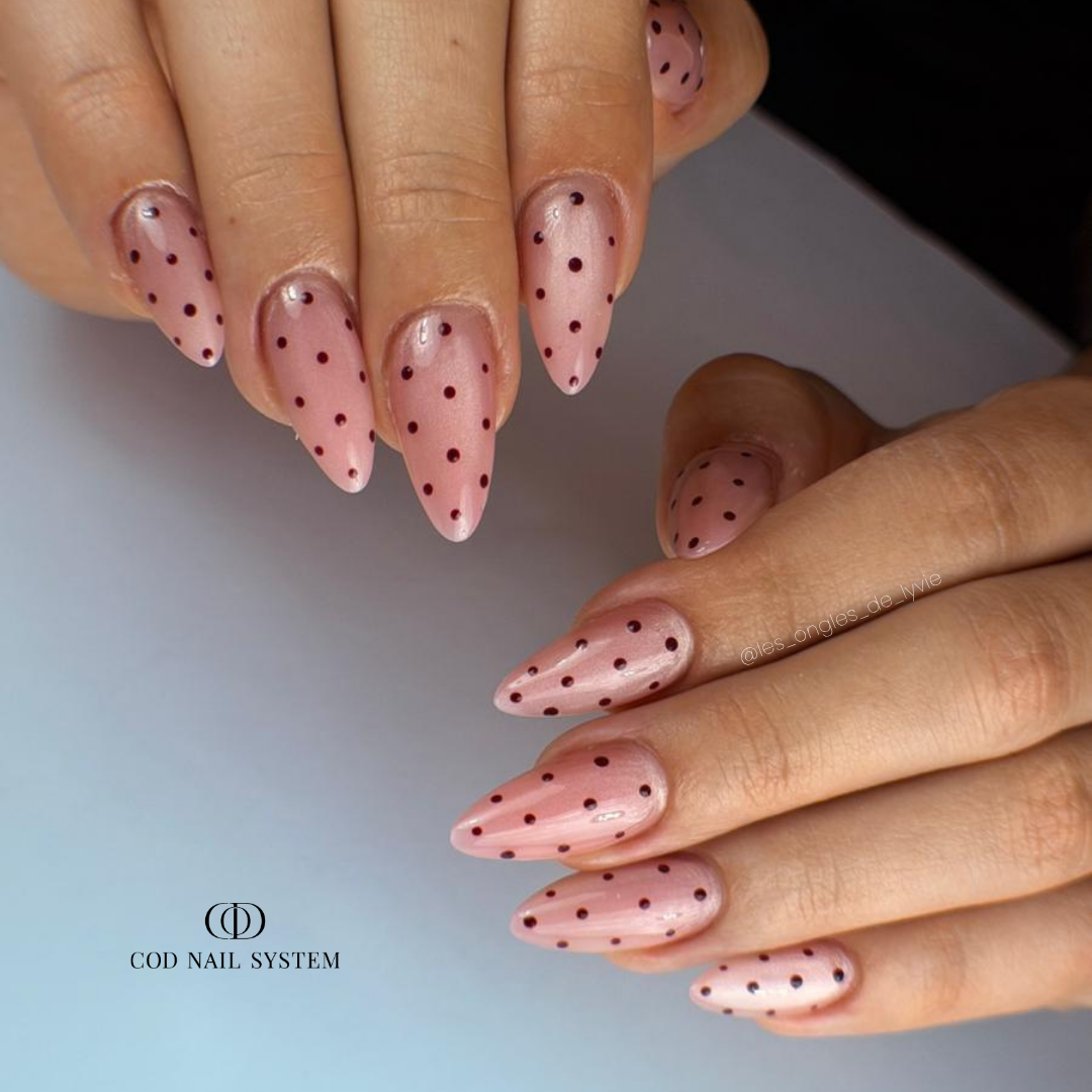 Ongles cat eye soie polka dots bordeaux Pose d'ongles en amandes cat eye soie avec nail art polka dots bordeaux