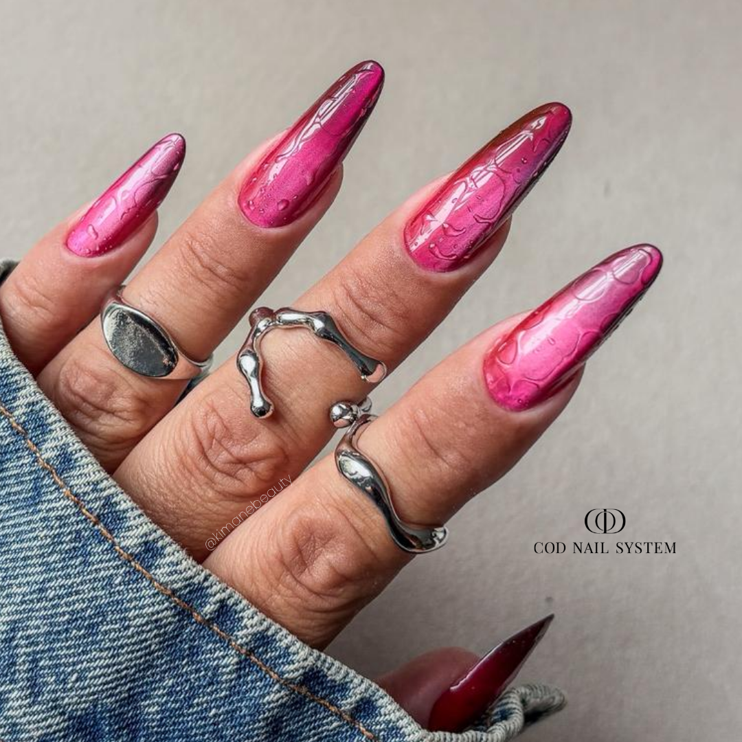 Ongles en amandes cat eye rouge cerise effet mouillé Pose d'ongles en amandes rouge cerise cat eye avec effet mouillé