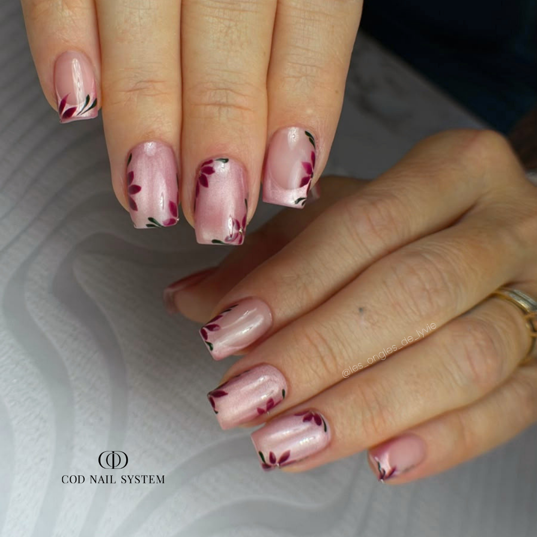 Ongles cat eye soie à fleurs Pose d'ongles carrés cat eye soie rose avec nail art fleurs