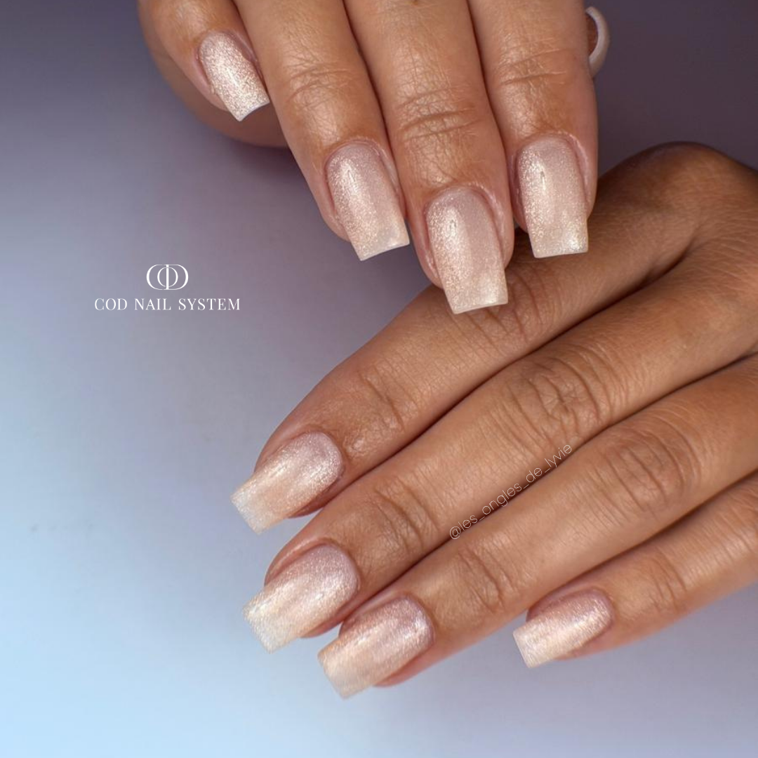 Ongles carrés cat eye soie nude Pose d'ongles carrés nude cat eye soiea