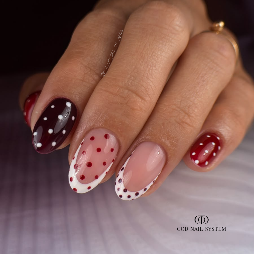 Pose d'ongles amandes bordeaux polka dots et french Pose d'ongles en amandes bordeaux et rouge avec nail art polka dots et french