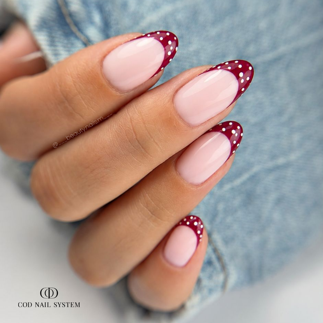 Pose d'ongles amandes bordeaux polka dots Pose d'ongles en amandes avec french bordeaux à pois blancs