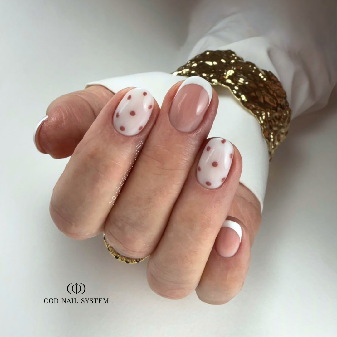 Ongles milky white polka dots nude Pose d'ongles ovales milky white avec french et polka dots nude