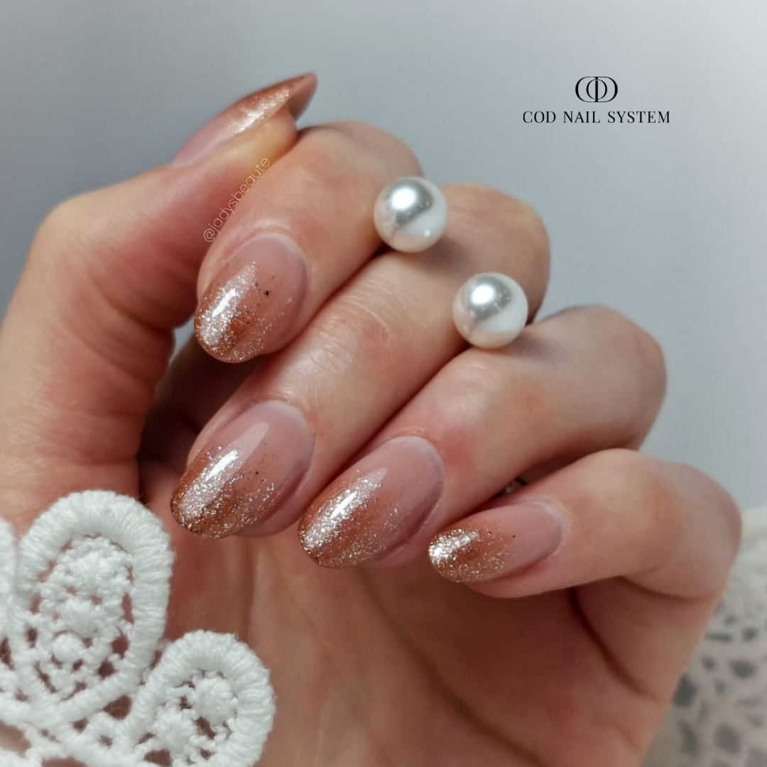 Ongles babycolor marron pailleté Pose d'ongles en amandes avec babycolor marron pailleté