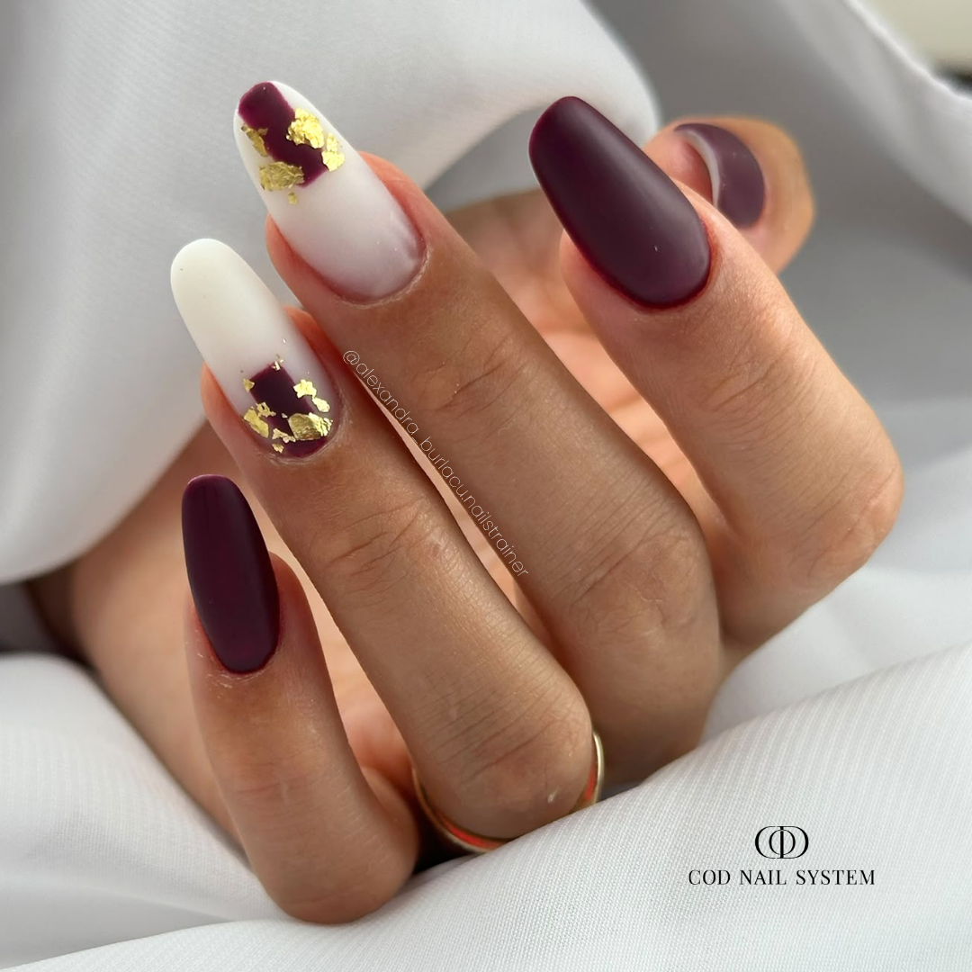 Pose d'ongles amandes bordeaux et milky white matt Pose d'ongles en amandes bordeaux et milky white matt avec flakes or