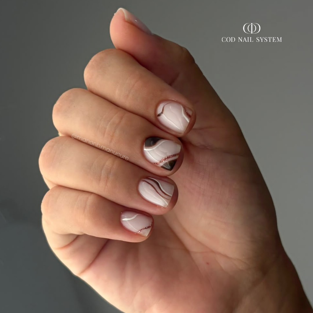 Ongles courts simples marron Pose d'ongles en gainage avec nail art simple marron