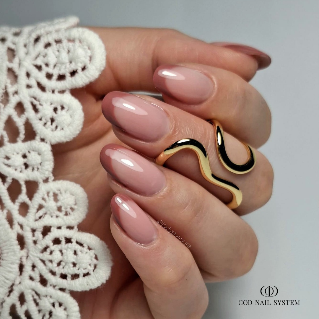 Ongles en amandes nude avec french nude Pose d'ongles en amandes avec french nude