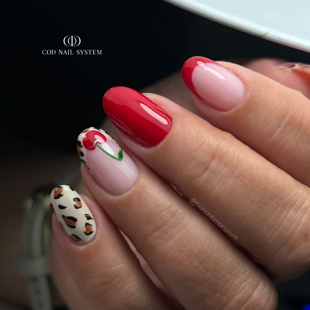 Ongles en amandes rouge et léopard Pose d'ongles en amandes rouges avec nail art cerise et léopard