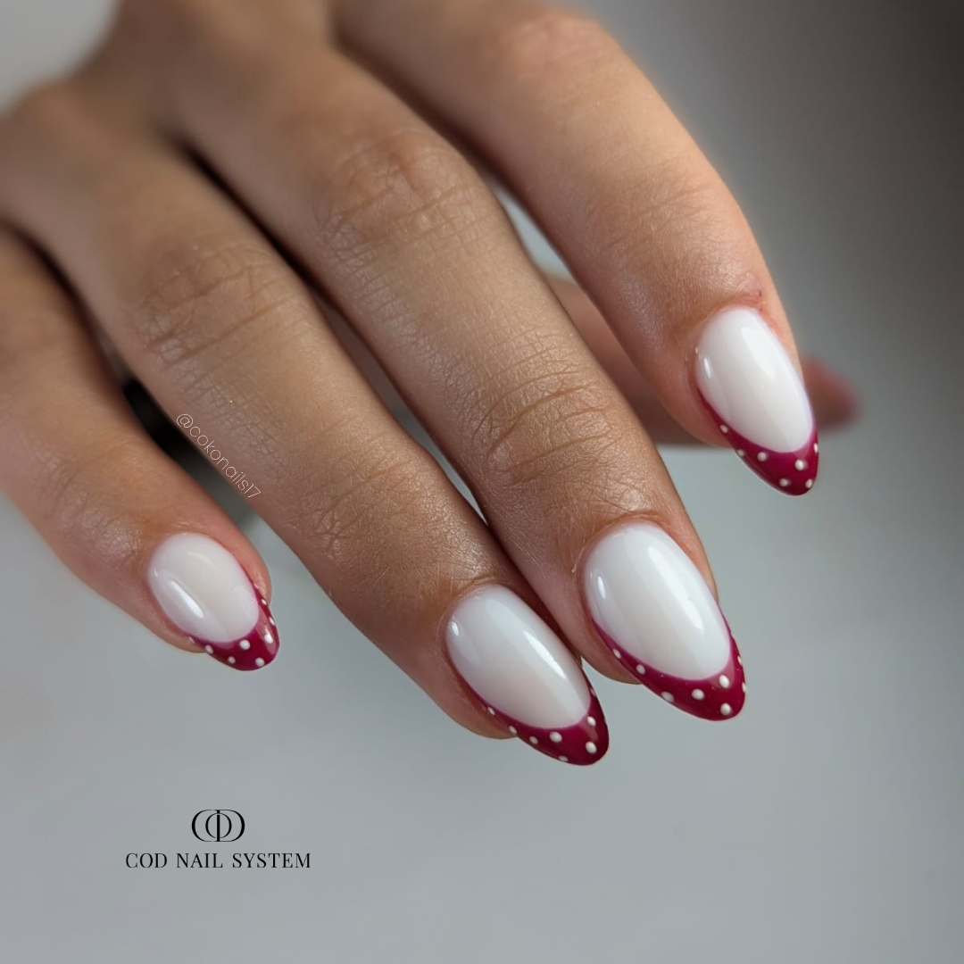 Pose d'ongles amandes bordeaux polka dots Pose d'ongles en amandes avec french bordeaux à pois blancs