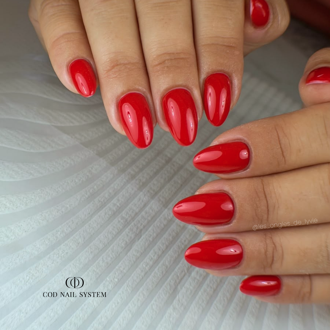 Ongles en amandes rouge vif Pose d'ongles en amandes rouges vif