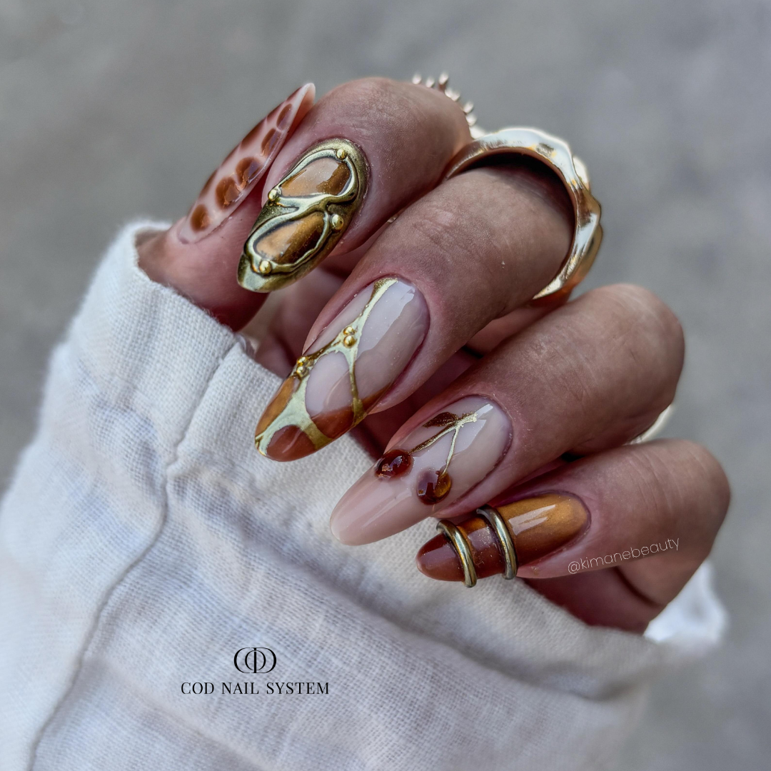 Ongles cat eye cuivre et chromé doré Pose d'ongles en amandes cat eye cuivre avec nail art 3D chrome doré