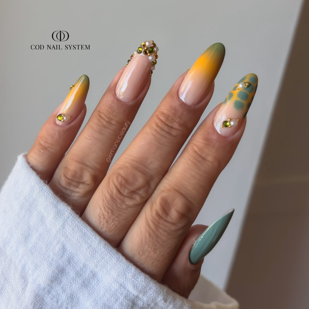 Ongles en amandes kaki blooming Pose d'ongles en amandes kaki et moutarde avec nail art blooming