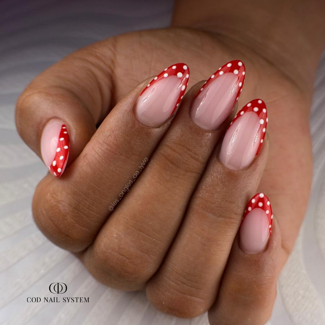 Ongles avec french rouge polka dots Pose d'ongles en amandes avec french rouge à pois blancs