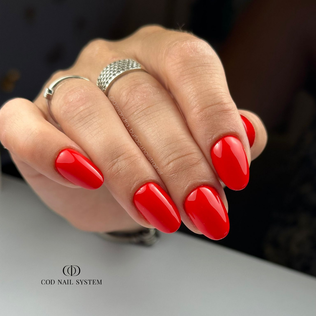 Ongles en amandes rouges Pose d'ongles en amandes rouge vif