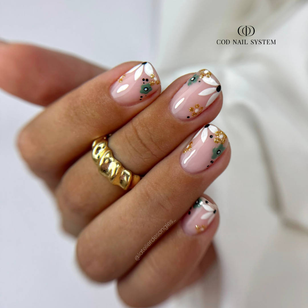 Ongles courts fleuris kaki Pose d'ongles courts avec nail art fleurs kaki