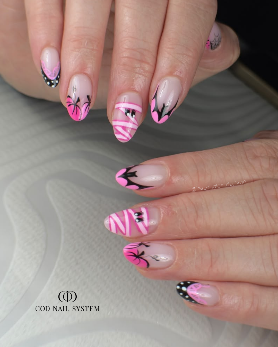 Pose d'ongles amandes french bordeaux polka dots Pose d'ongles amandes avec french rouge bordeaux polka dots blancs