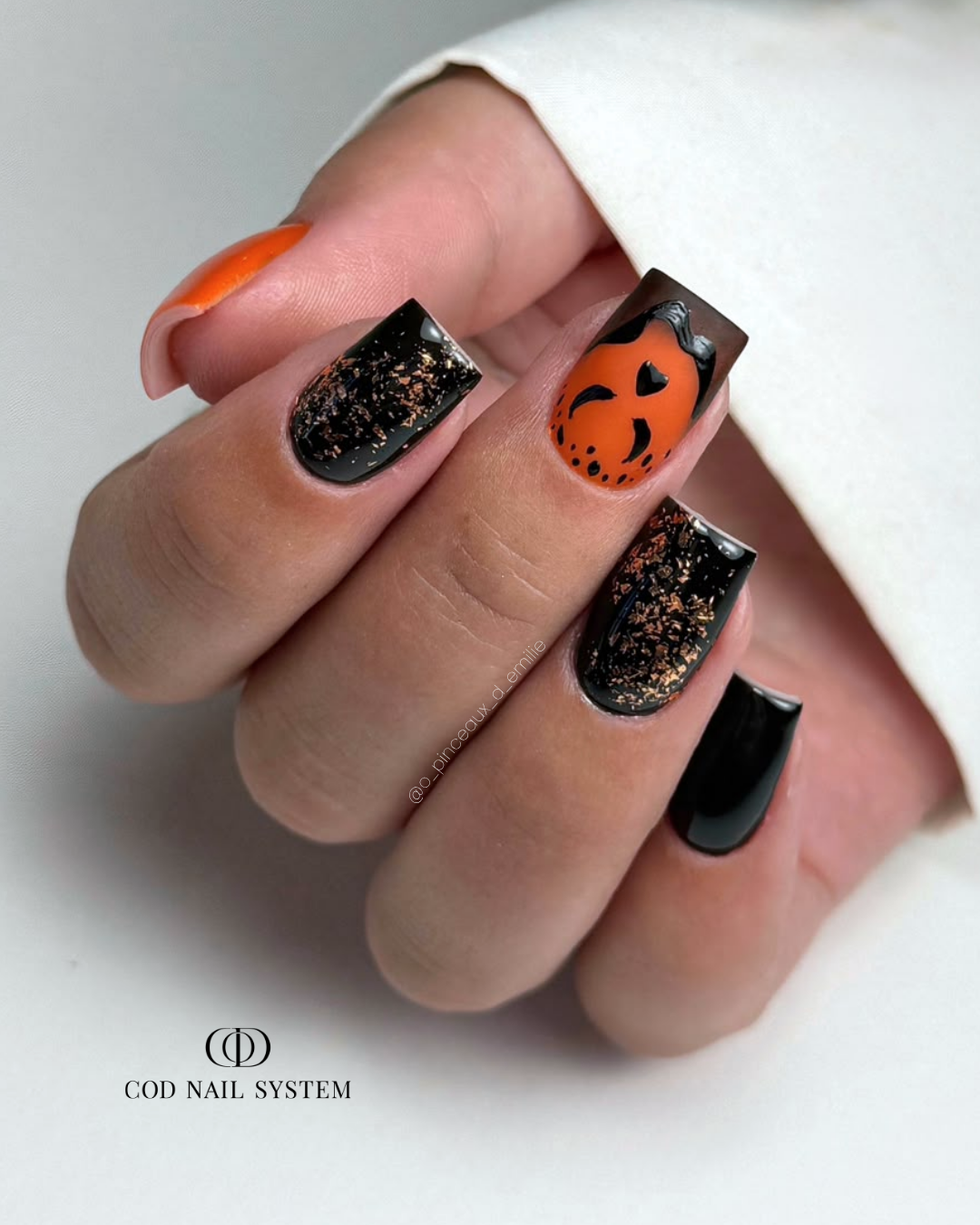 Pose d'ongles amandes french bordeaux polka dots Pose d'ongles amandes avec french rouge bordeaux polka dots blancs
