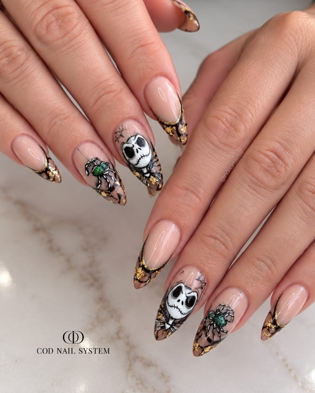Pose d'ongles amandes french bordeaux polka dots Pose d'ongles amandes avec french rouge bordeaux polka dots blancs