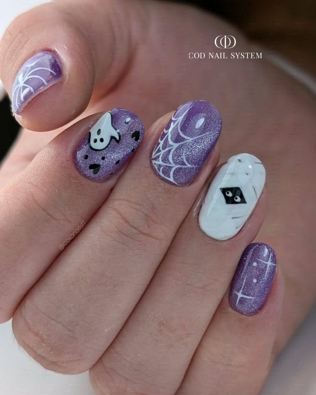 Pose d'ongles amandes french bordeaux polka dots Pose d'ongles amandes avec french rouge bordeaux polka dots blancs