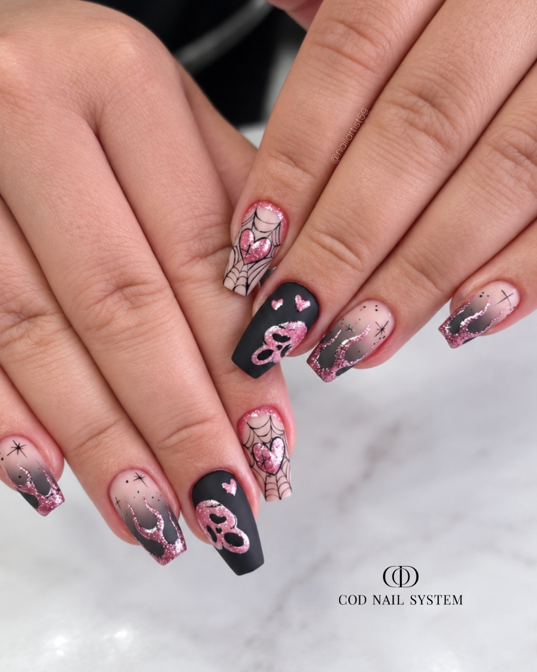Pose d'ongles amandes french bordeaux polka dots Pose d'ongles amandes avec french rouge bordeaux polka dots blancs