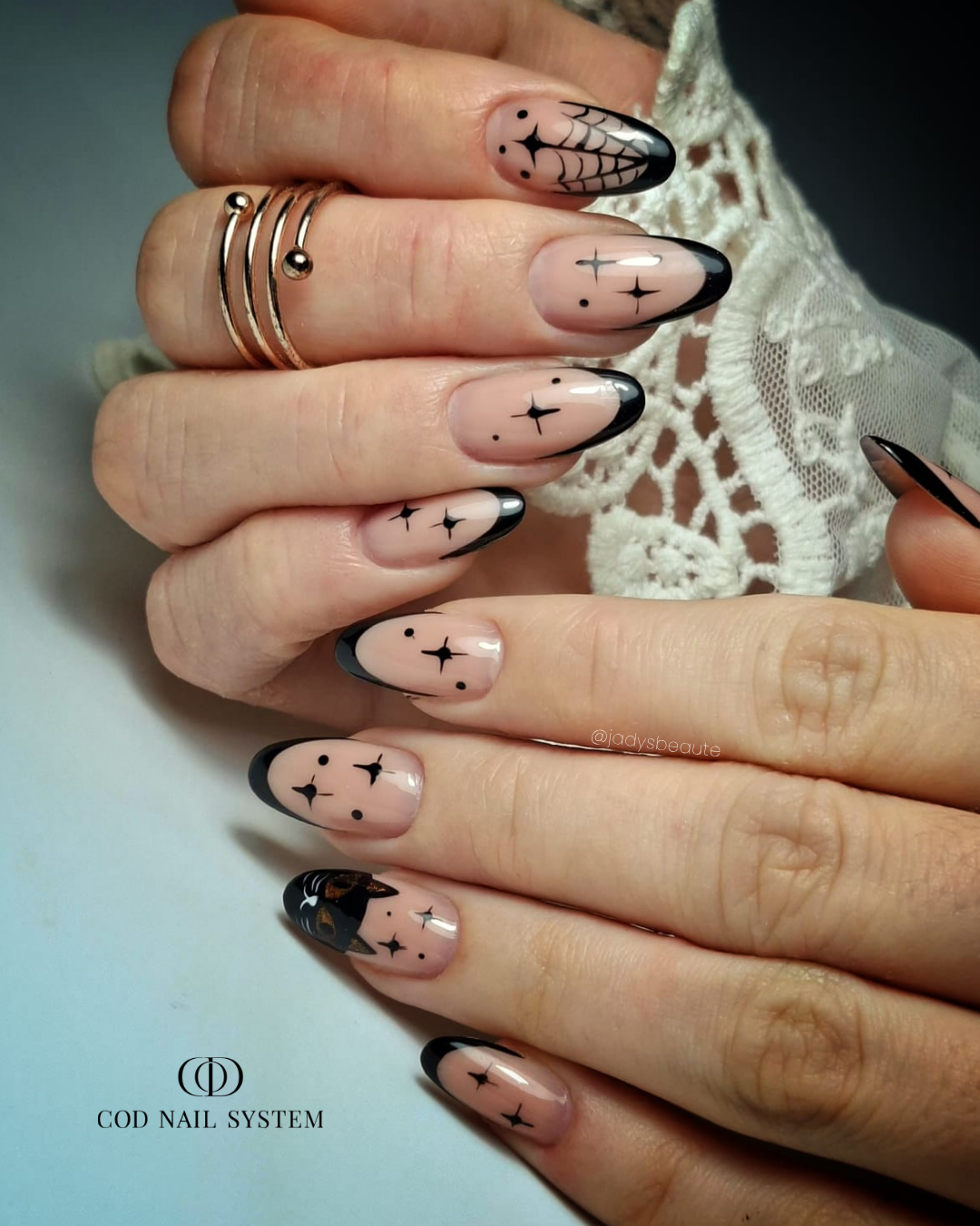 Pose d'ongles amandes french bordeaux polka dots Pose d'ongles amandes avec french rouge bordeaux polka dots blancs