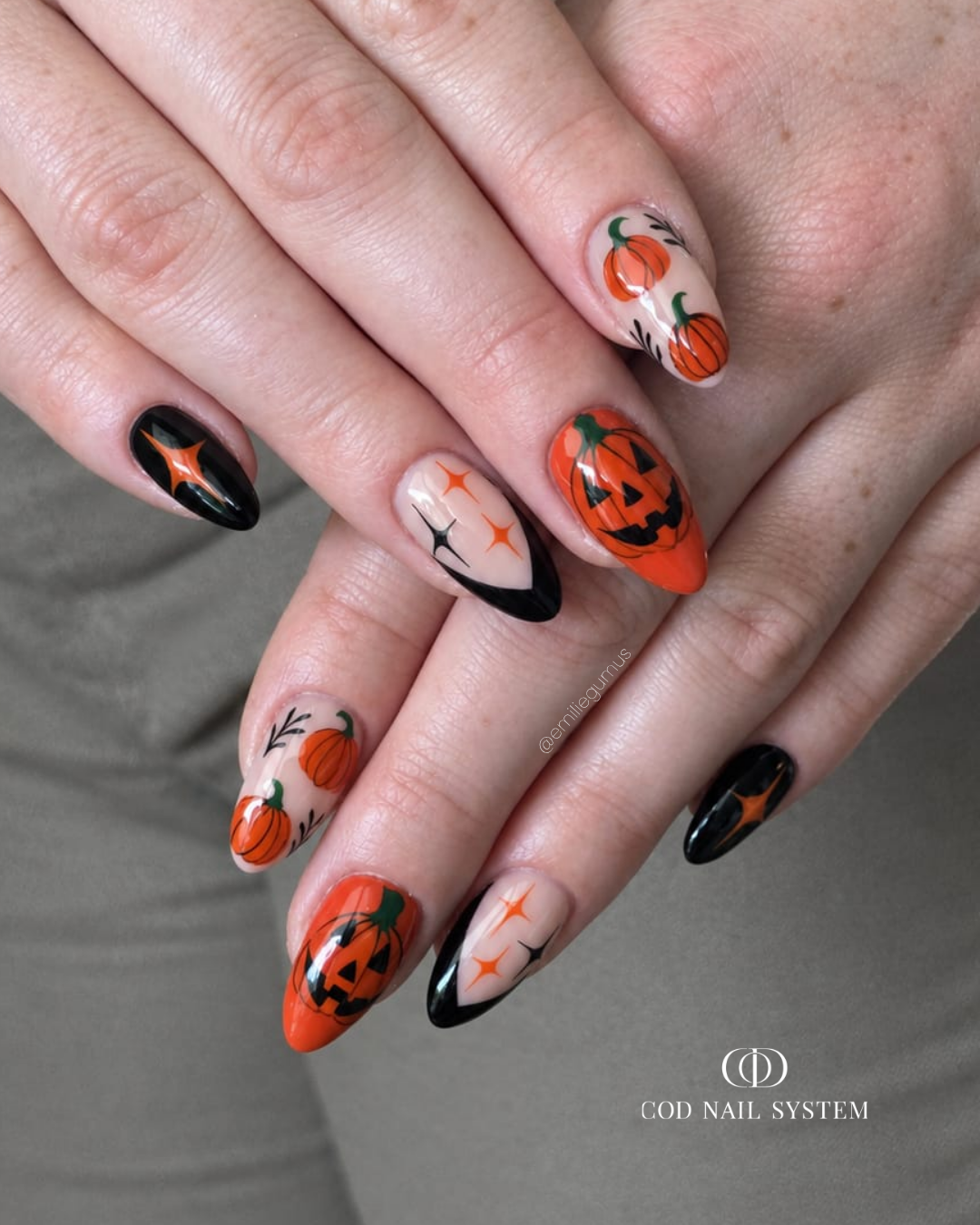 Pose d'ongles amandes french bordeaux polka dots Pose d'ongles amandes avec french rouge bordeaux polka dots blancs