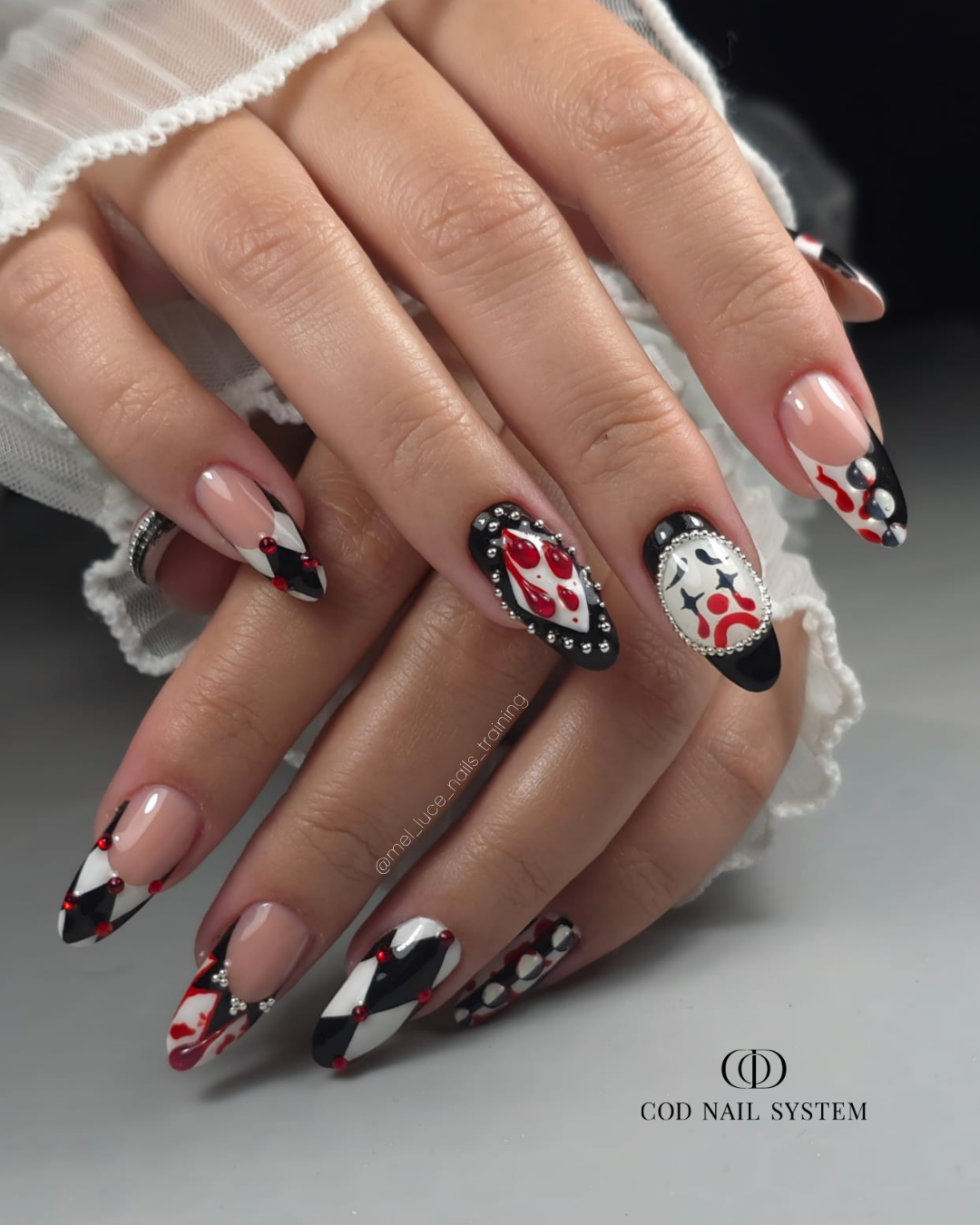 Pose d'ongles amandes french bordeaux polka dots Pose d'ongles amandes avec french rouge bordeaux polka dots blancs