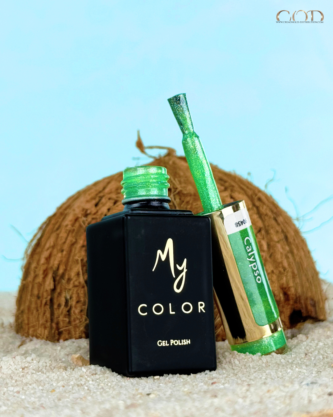 My color calypso, un vert pailletté mis en situation dans le sable