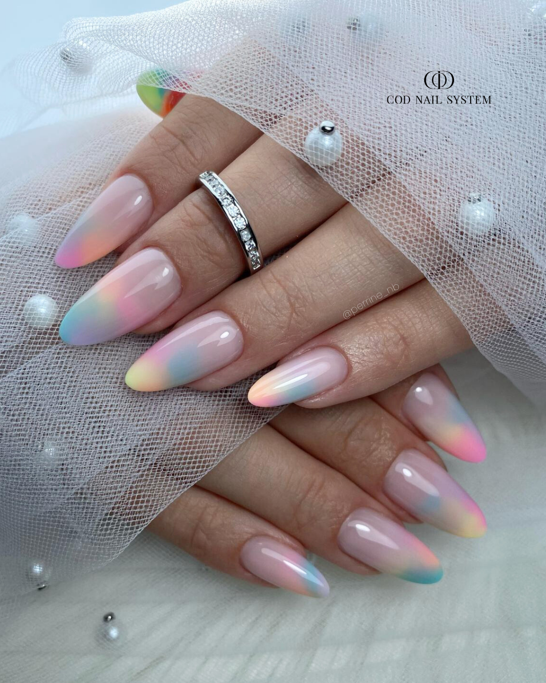 Pose d'ongles en amandes avec marbré en extension popits babycolor