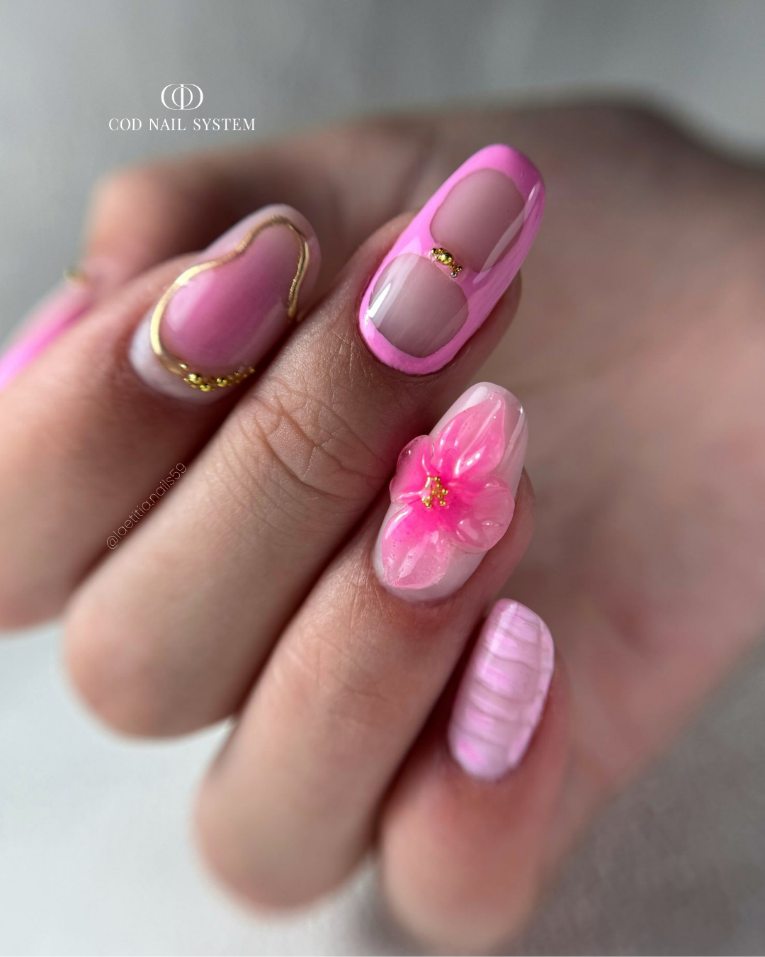Pose d'ongles en amandes rose pastels avec fleur 3D, nail art blossom et chrome doré