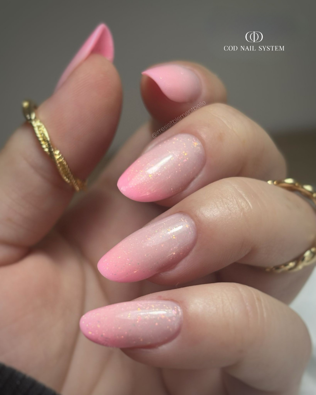 Pose d'ongles en amandes avec babycolor rose pastel en construction
